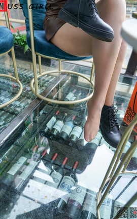 慕丝女郎MussGirl NO.153 户外皮裙肉丝短靴美女
